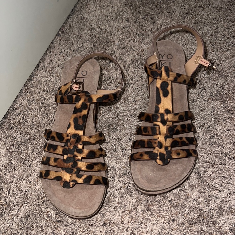 Leopard print strappy wedge in size 8 brad is Yoki